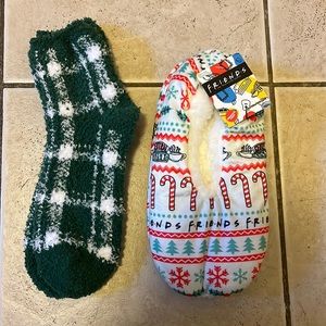 BUNDLE FRIENDS TV SHOW Ladies CHRISTMAS Snuggle Toes Slippers & Fuzzy Socks 🧦